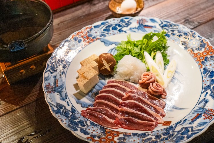 鴨すきは1人前2480円。お皿も厳選されている。