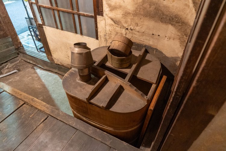 勝手口そばに残されていた風呂桶。お勝手は喫煙スペースとして使っている。