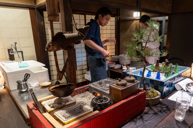 1階の客席は炉端風のカウンター。