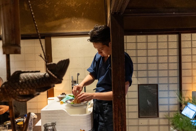 オーナーの中村仁さん。わざと残した鴨居にしょっちゅう頭をぶつけてしまうそう。