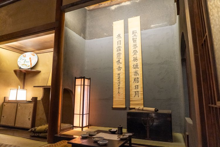 2階の床間にある掛け軸や大皿なども残されていたもの。