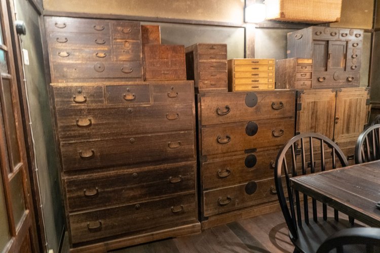 中に昭和の新聞紙が残っているというタンス類もディスプレイしている。