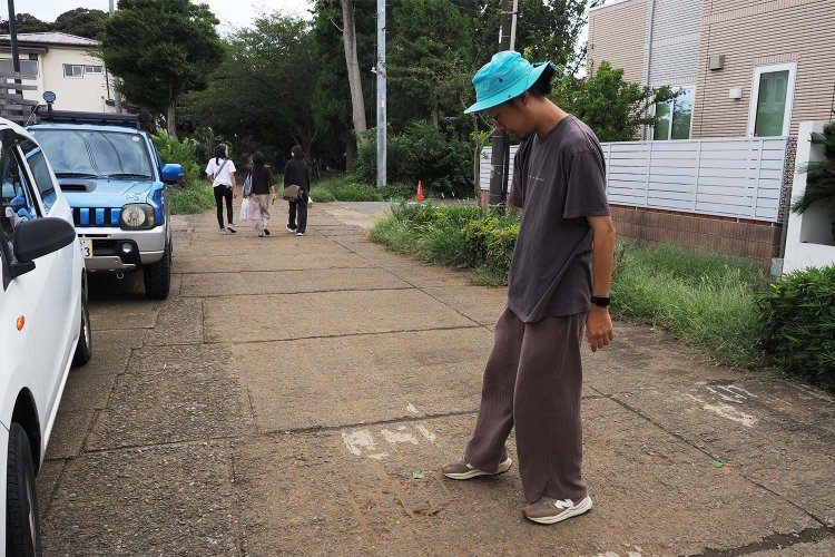 『藤樹園』の3代目・廣田敢太さん。「静かな街ですよ。住みやすさでいうと、住むためのルールはあるし、自転車だとこのボコボコしている道路で生卵が割れるしどうかな？」とユニークな解答。「盆栽Q」という大人気YouTubeチャンネルを運営している方でもあった。