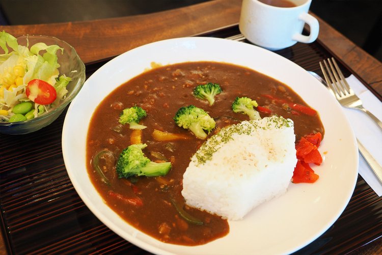 盆カレーセットをオーダー。見た目もユニークだし、めちゃくちゃおいしい！