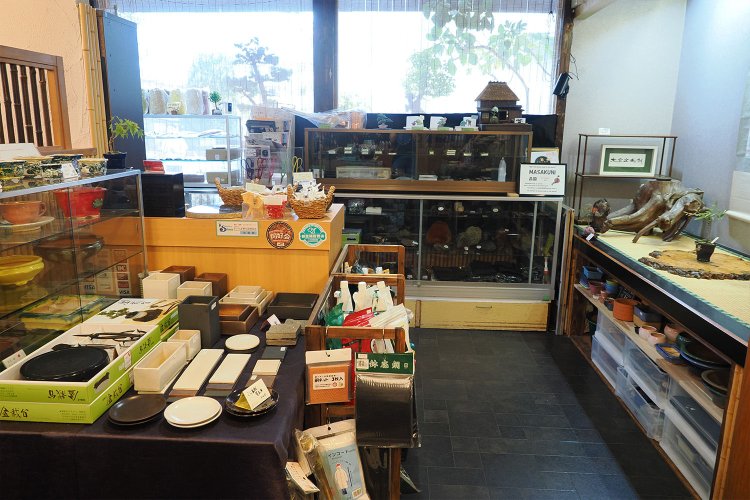 盆栽グッズも購入できるし、テーブルには盆栽の育て方の本があり、眺めながら食事ができる。