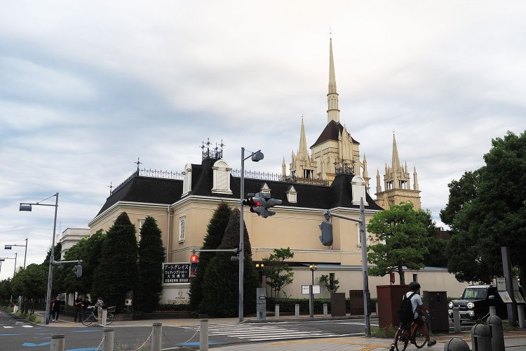 モールの前にはいきなり外国に来たかと思うような立派な結婚式場。奥にはスパの建物がある。