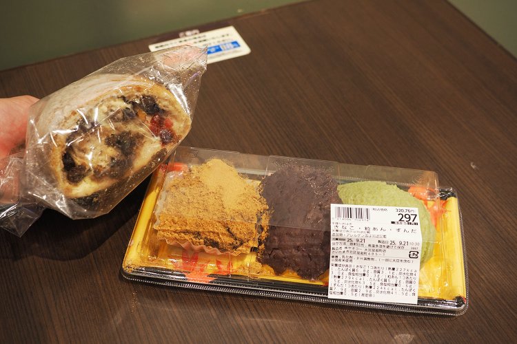 15年以上売り続けているというおはぎは、山積みになっているコーナーがあり人気ぶりがうかがえた。一個がでかいので食べ応えあり！