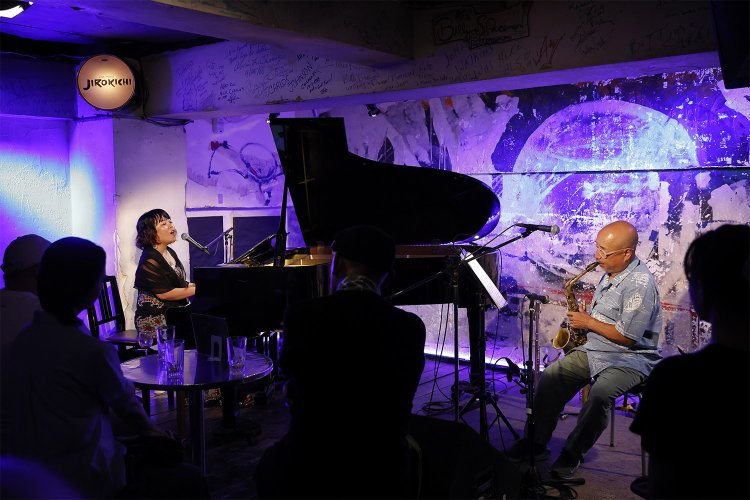 歌手の矢野絢子さんとサックス奏者、梅津和時さんのライブ。音のシャワーを全身で浴びる。