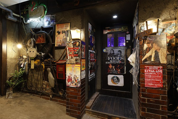 外観も内観も、唯一無二の存在感だ。