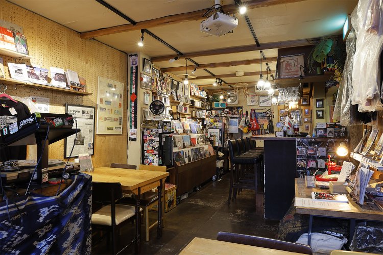 レコードプレイヤーを置いたらDJをやりたいとの声がたくさん。週末には音楽イベントを開催。