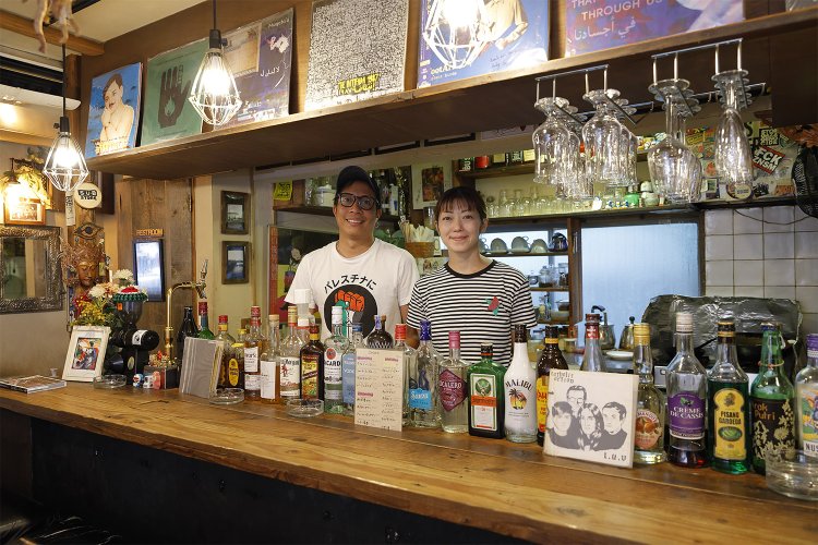 「この店はアンディのリビングみたいなもの」と久実さん。好きなものを揃え音楽空間を築いた。