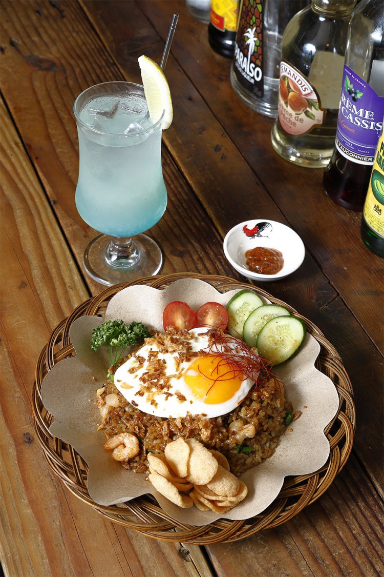 ナシゴレンジャワ900円はしっかりスパイシー。インドネシアのアラックを使ったバリブリーズ600円。