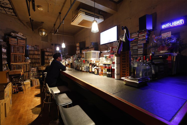 「パンクを求めて高円寺にたどり着いた」と店主。音楽好きゆえに音質には強いこだわりがある。