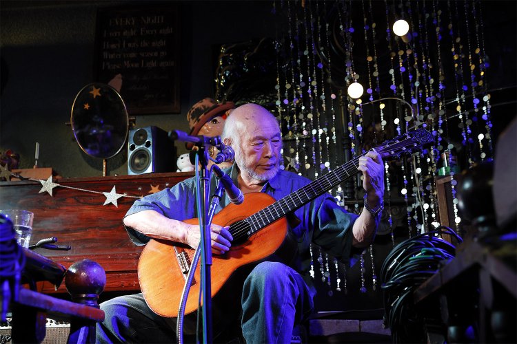 90歳のギタリスト、ソンコ・マージュさんが毎月ライブを行う。