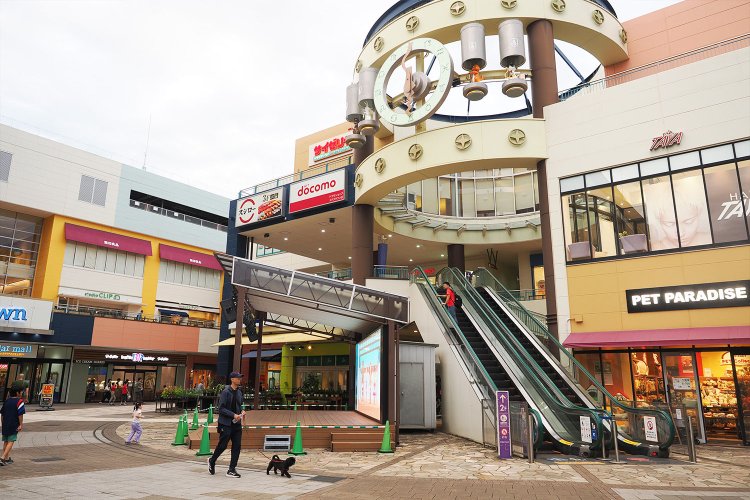 ショッピングや食事に便利。マルシェなどのイベントも行われるようだ。