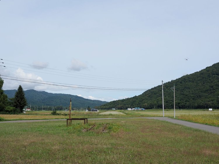 上幌加内駅跡の全景。奥が名寄方面。僅かながらに駅ホーム跡の骨組みと線路が数m分だけ同じ場所に残されている。