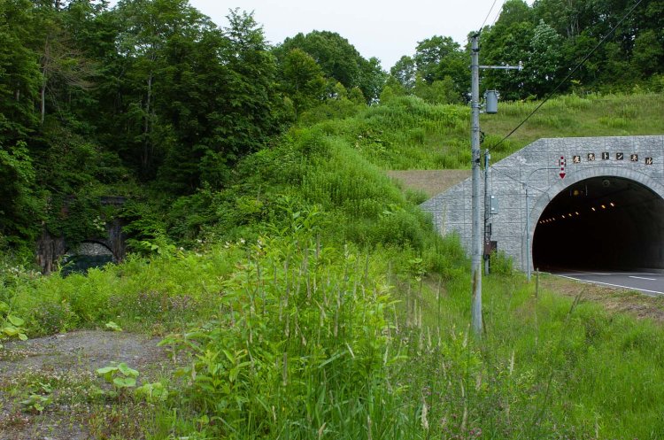 廃止後10年に訪れたときの写真。多度志トンネル跡はまだくっきりと見えた。左端に写るのが廃線跡と旧多度志トンネル。