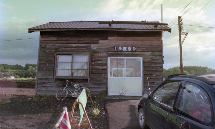 現役最末期の上多度志駅舎。無人化されてから待合室部分を残して半分解体されていた。1995年9月撮影。