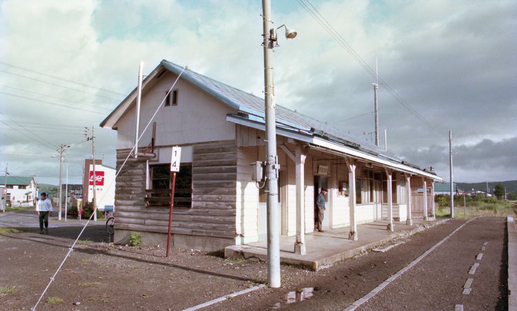 現役最末期の頃の多度志駅舎をホームから狙った。このときはまだ駅舎が解体されるとは知らなかった。1995年9月撮影。