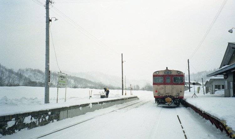 朱鞠内駅へ停車中の名寄行きキハ５３形。朱鞠内駅の跡も更地となって面影はない。1995年2月撮影。