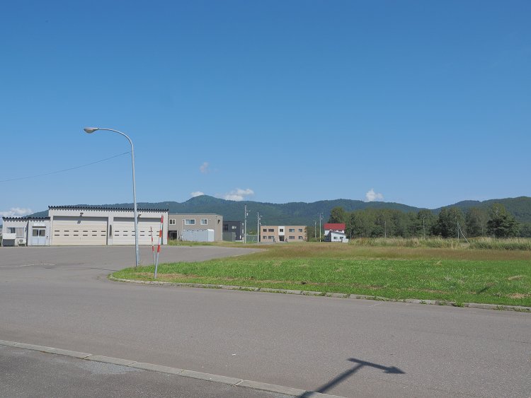 幌加内駅跡。写真は名寄方面を見ている。右手に駅舎と線路があった。