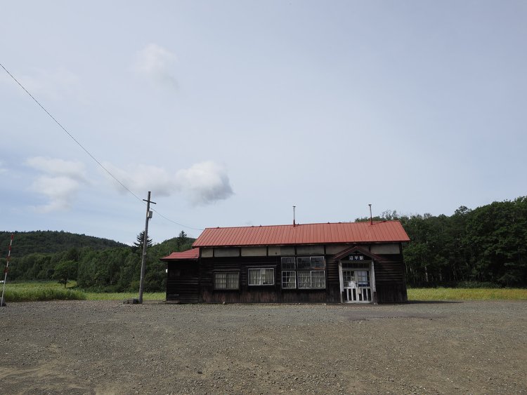 沼牛駅舎を正面から見つめる。廃止後の最近のほうが、美しく補修されている。