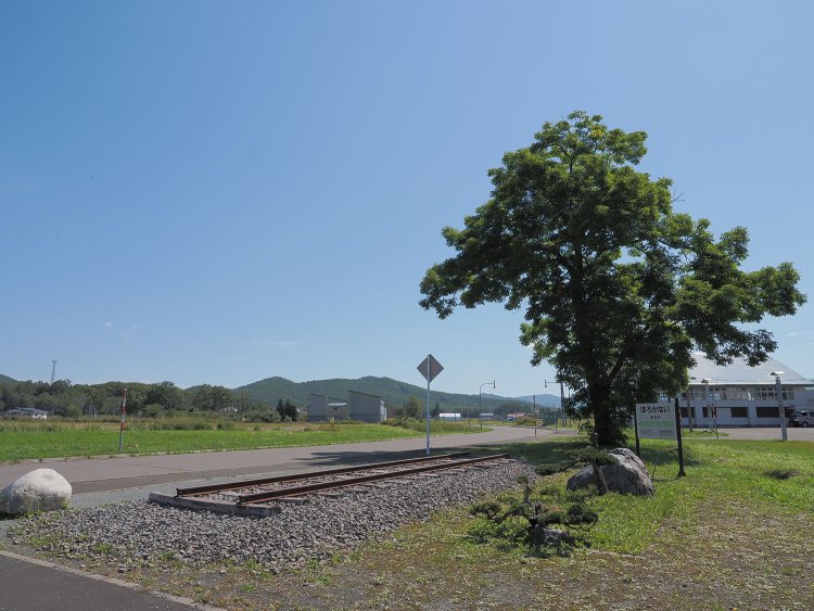 駅舎が失われてモニュメントだけが残る。線路の位置は現役時代と比較すると約90度直角しており、往時を偲ばせる遺構はなかった。