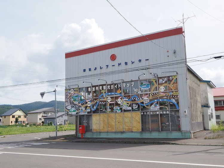 幌加内町中心部に残る深名線の痕跡。閉店した商店の窓には大きく深名線の路線図が描かれたままであった。