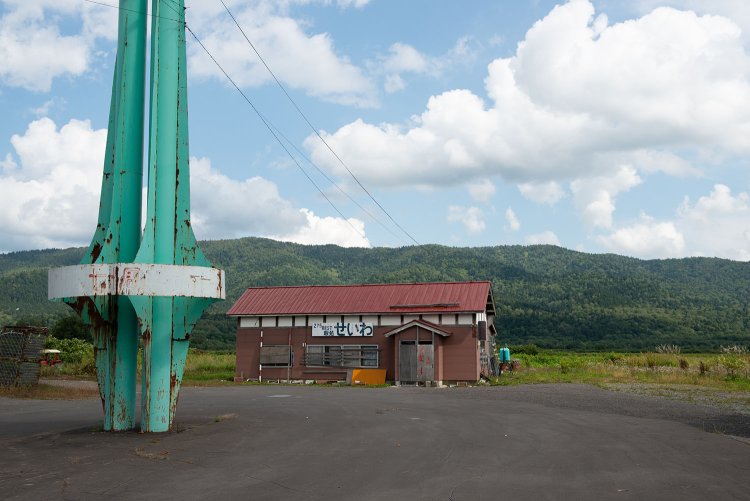 政和駅舎は食堂が閉店した状態で残されていた。駅前ロータリーには開基70周年記念塔があった（2013年9月撮影）。