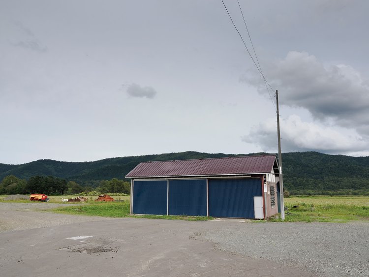 ほぼ同じ位置から現在の姿。魔改造された木造駅舎とも言える。駅前ロータリーの記念塔は解体されていた。