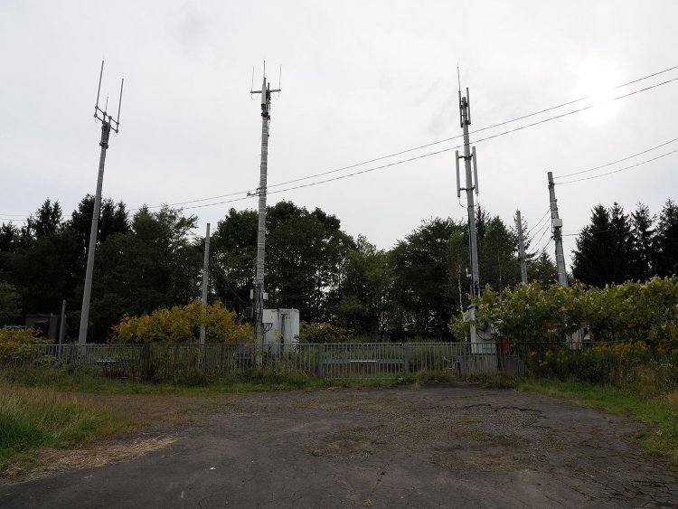 北母子里駅舎のあった場所は携帯電話各社の基地局となった。電波塔が聳えて物々しい雰囲気であった。
