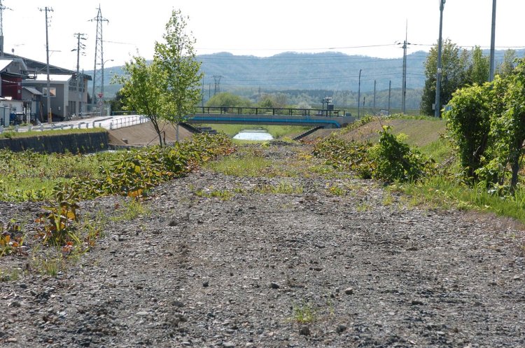 2007年に撮影した名寄市内の廃線跡。奥は廃線跡を活用し天塩川へ接続する川となっており、現在はこの地点も川になった（2007年5月撮影）。
