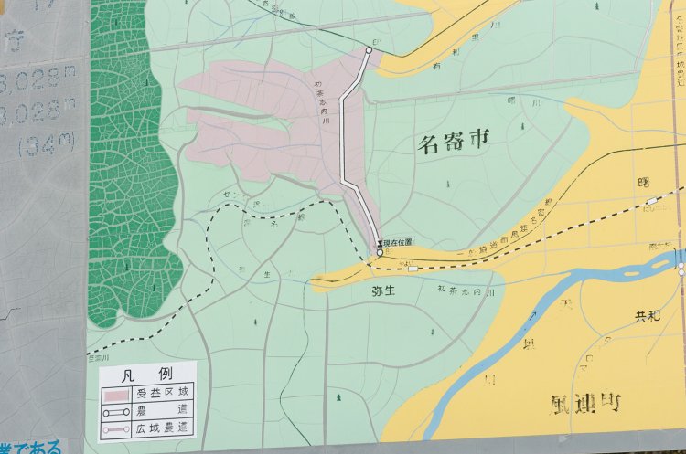 天塩弥生地区へ入り、道道798号の交差点付近にある看板には深名線の線路が記されていた。おそらく1995年以前に設置されたものだろう（2007年5月撮影）。