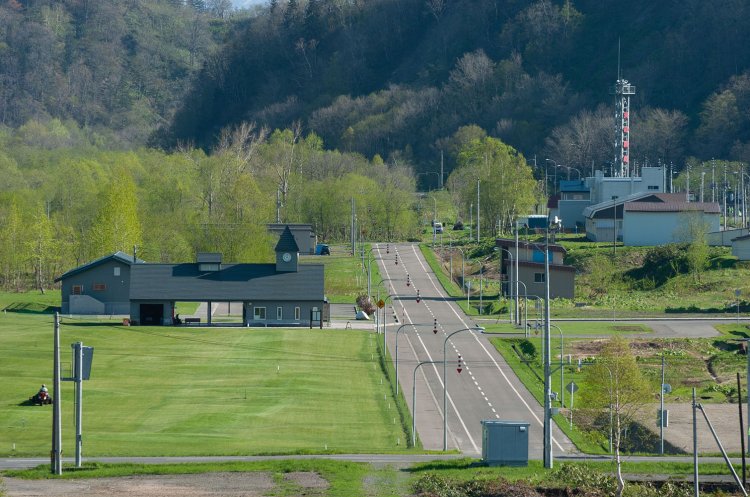 朱鞠内駅跡の全景。現役時代は『ふれあいの宿まどか』へ至る道路から朱鞠内駅を俯瞰できた。同じ位置から撮影した廃止後の姿だ（2007年5月撮影）。