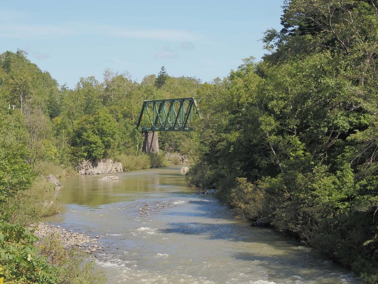 雨竜川と第三雨竜川橋梁のプラットトラス。現役時代、この位置は列車が見えづらいため、俯瞰撮影をしていた。