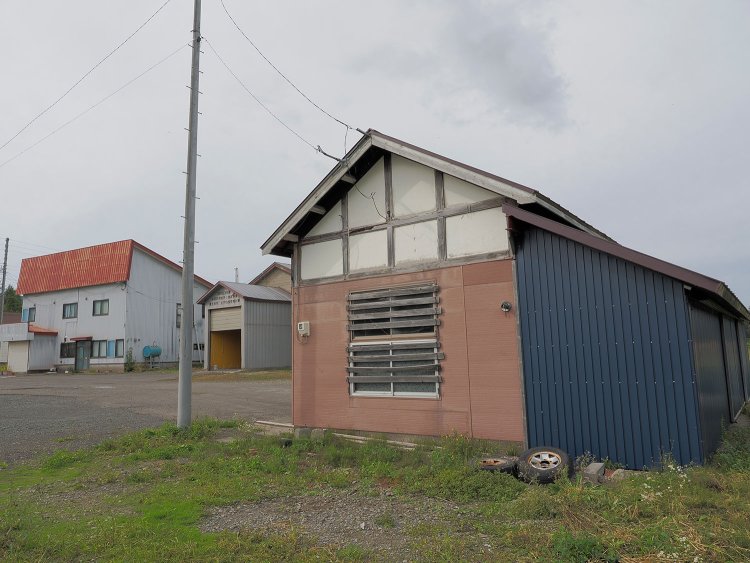 政和駅舎と商店跡。この商店の方々にお世話になった。駅舎は倉庫用に改造されていた。