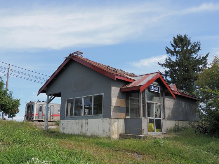 北一已駅舎は宇津内駅舎が移築されたとのこと。田園地帯に囲まれた素朴な駅舎で、ゆったりとした時を刻むが、あと一年もしないうちに廃止となる。