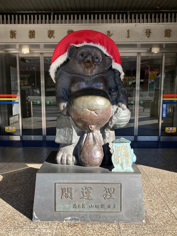 クリスマスに巨大サンタ帽をかぶる狸広。