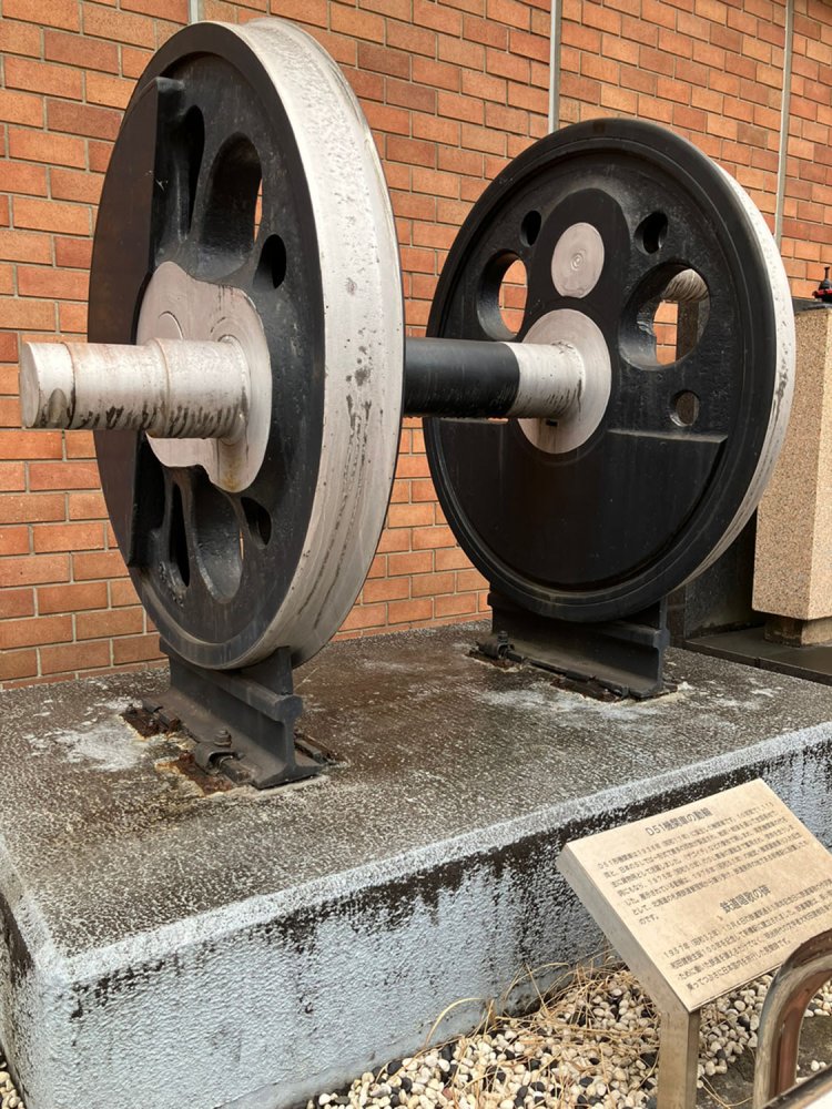 鉄道唱歌の碑の隣にあるD51の動輪。大きいのでよく目立つ。