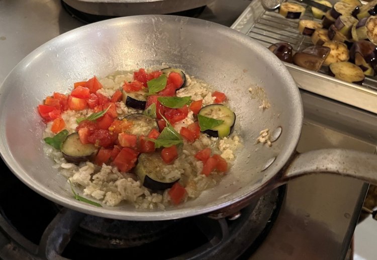 オーダーが入ると手早く調理。