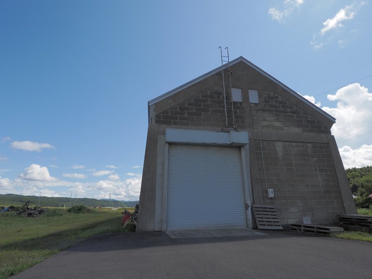 上多度志駅跡に残る農業倉庫は現役時代と位置が変わらない。