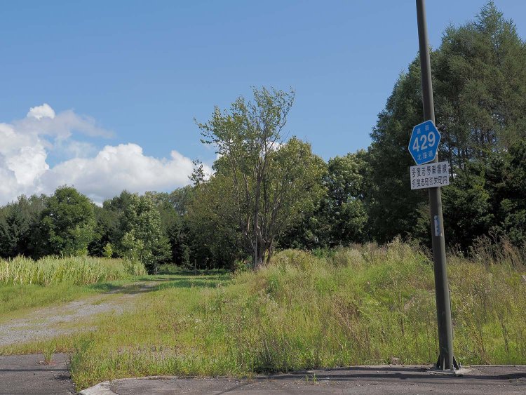 多度志駅舎は写真奥付近にあったのだが、もう跡形もない。電柱の標識には駅があった名残がある。