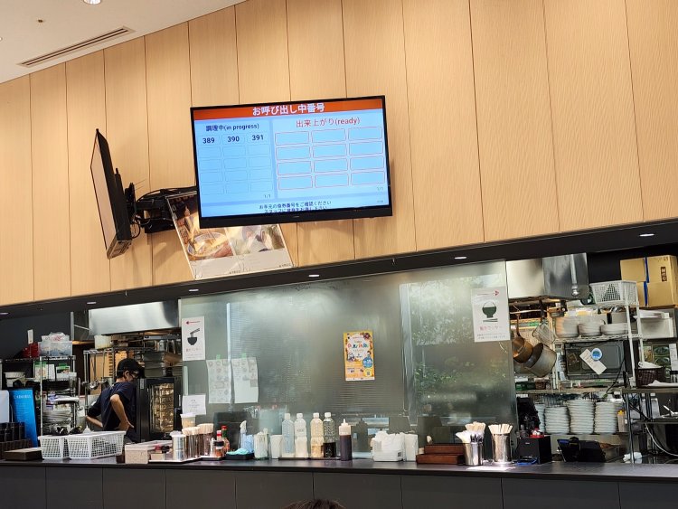 入り口近くのカフェカウンターにもモニターがあるので、どの席からも確認できる。