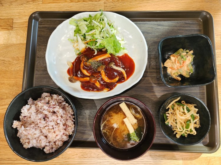 一汁三菜定食770円。メイン料理におばんざい2種、味噌汁、五穀米。