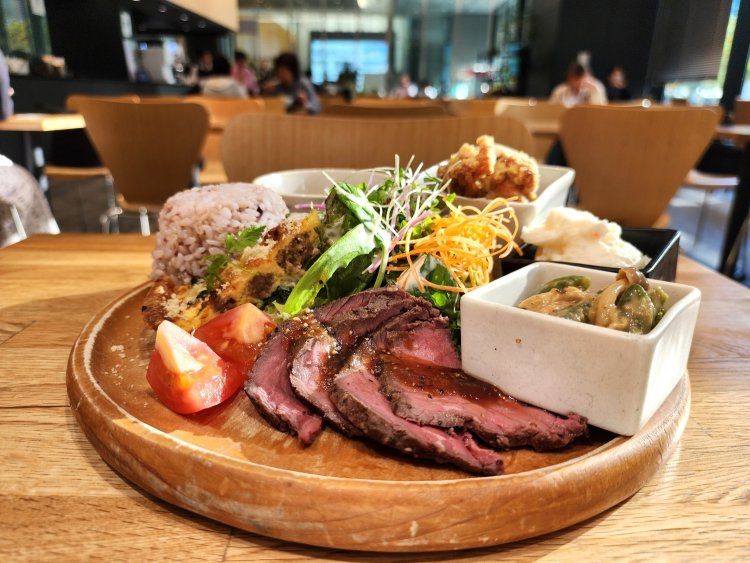 ミート国産牛ビーフカレーセット1080円。