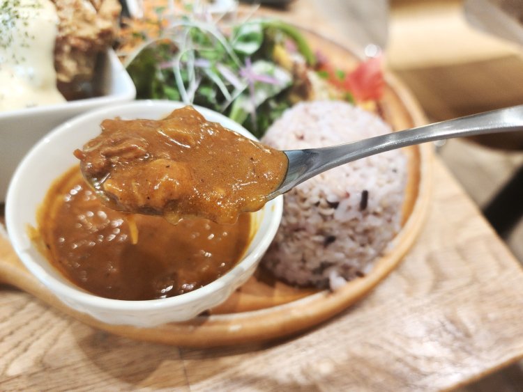 味の決め手は赤ワインと8種類のスパイス。「大人向けのカレーです」と鴫田さん。