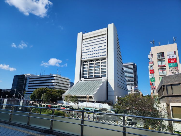 2023年に惜しまれつつ閉館した中野のシンボル、「中野サンプラザ」。向かって左隣に見えるのは解体中の中野区役所旧庁舎。