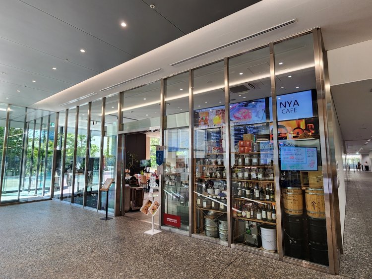 庁舎裏手の出入り口からすぐ。店頭には焙煎前のコーヒー豆がディスプレイされている。