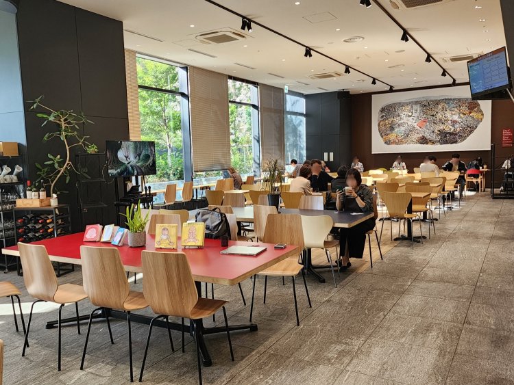 窓の外は屋外イベントスペース「ナカノのソトニワ」。