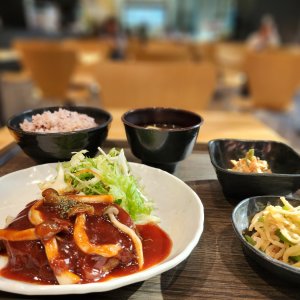 中野区役所『カフェテリアナカノヤ NYAcafe』で栄養満点おしゃれなカフェランチ。ヘルシーでおなかも心も満たされる！